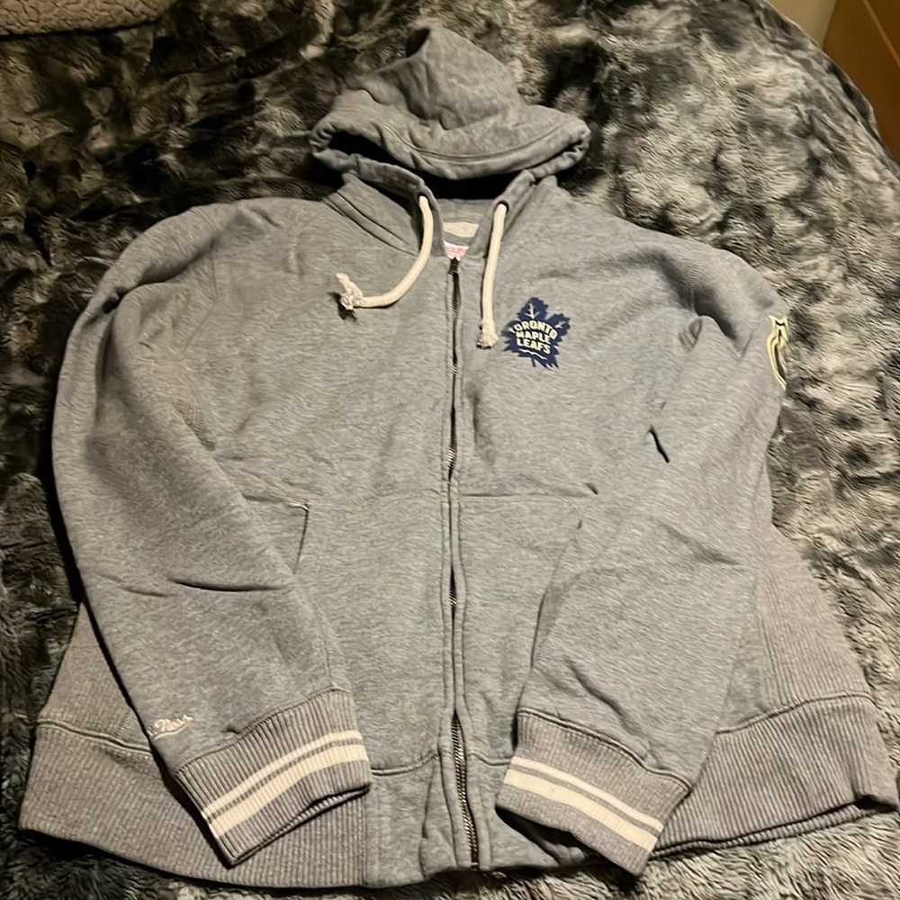 RARE Vintage Toronto Maple Leafs full-zip hoodie - mint condition! Mens L